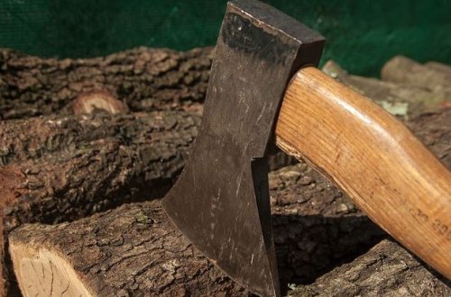 Sevgilisinə qısqandığı üçün qızını baltaladı