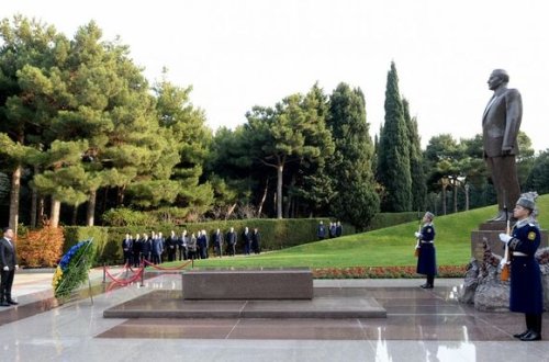 Vladimir Zelenski Heydər Əliyevin məzarını ziyarət etdi - FOTO