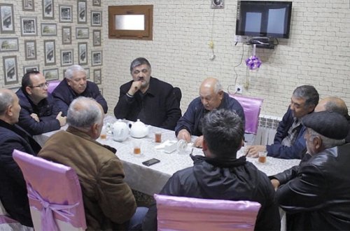 Yüzlərlə vətəndaş 