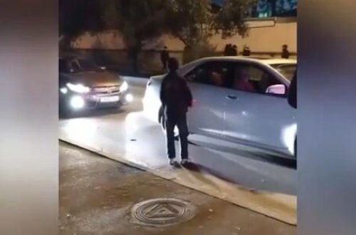 Bakıda uşaq GÜNƏBAXAN tumu satmaq üçün avtomobillərin qarşısına qaçır- VİDEO