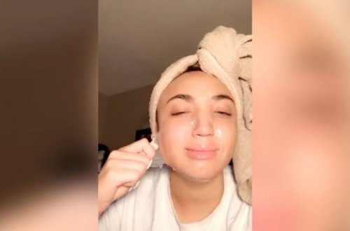 Девушка час боролась со снятием маски для лица и разрыдалась от боли - ВИДЕО