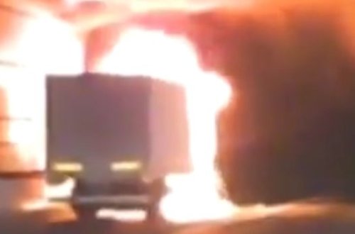 Yanan TIR sualtı tuneldə yolu bağladı: 14 maşın bir-birinə çırpıldı - VİDEO