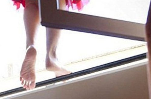 Bakıda döyülən qız özünü pəncərədən atdı