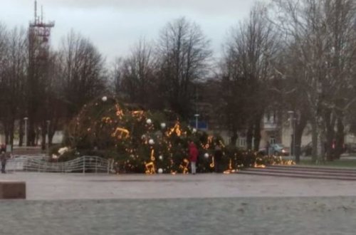 Ураган в Латвии обрушил новогоднюю елку - ФОТО