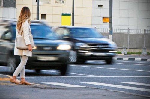 Gəncədə yolu keçmək istəyən qadını maşın vurub öldürdü