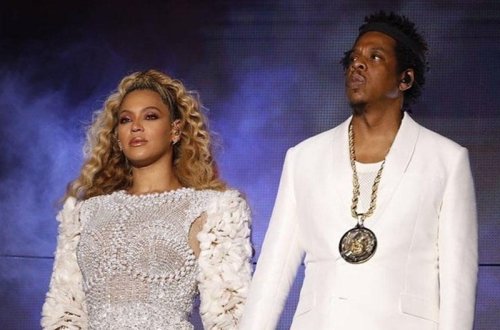 Beyonsun əri onu videoya çəkən fanatının telefonunu əlindən aldı