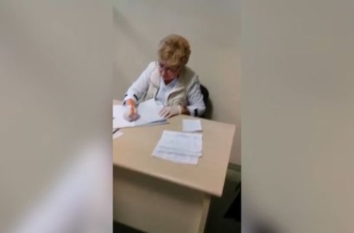 Azərbaycanda həkim rüşvət alarkən görüntüləndi - VİDEO