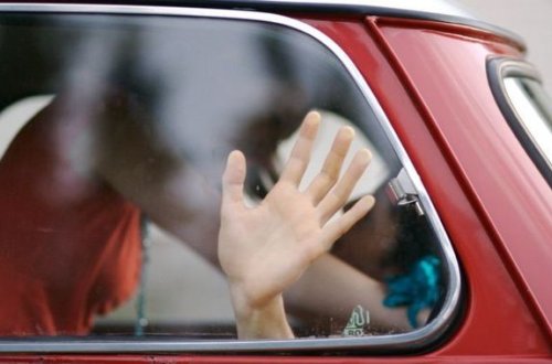 İngilis dili müəllimi avtomobilində şagirdləri cinsi istismar etdi - FOTO