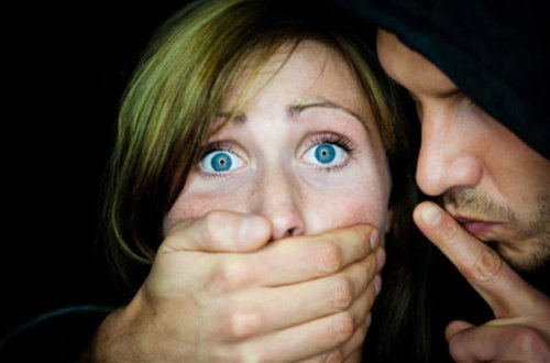 Qısqandığı üçün arvadını nişan üzüyünü udmağa məcbur etdi, ölənəcən döydü