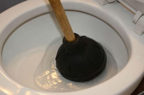 Qadağaya görə unitazdan su içdi, vəfat etdi - Balaca qızın dəhşətli ölümü - FOTO