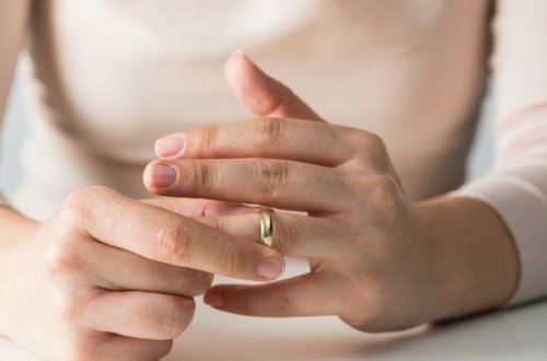 Ревнивый муж заставил жену съесть обручальное кольцо и забил ее до смерти - ФОТО