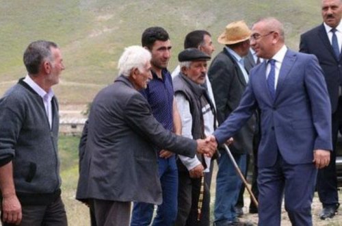 Глава Исполнительной власти Шамкира поцеловал руки местной жительнице - ФОТО