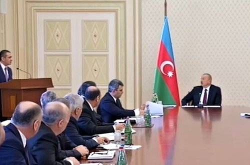 Məmur müşavirədə çaşdı, prezidentdən üzr istədi - VİDEO