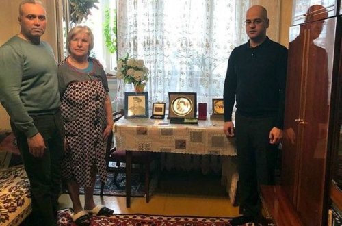 Сотрудники аппарата военного атташе Азербайджана в Беларуси навестили мать Национального героя - ФОТО