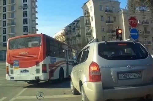 В Баку водитель автобуса выехал на 
