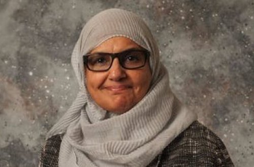 Baş örtüyünü açmağa məcbur edilən qadın yüksək məbləğdə təzminat aldı