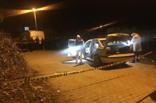 Двух человек застрелили в машине