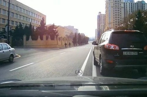 Опасные маневры водителя Hyundai Santa Fe в Баку - ВИДЕО