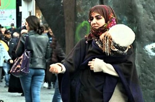 Dilənçi geyimi geyən müxbir şəhərin mərkəzində 1 saata 23 manat yığdı - VİDEO