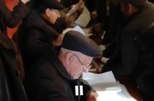 Hər kəs seçki məntəqəsində çəkilən bu görüntülərdən danışır - VİDEO