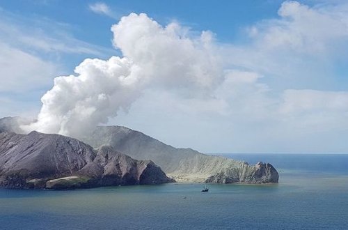 Вулкан унес жизни 17 туристов