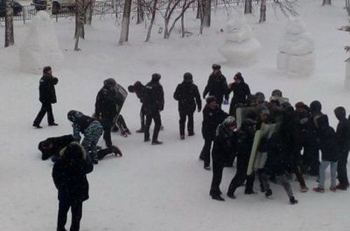 Məktəb direktoru şagirdləri DİN əməkdaşlarına “borc verdi”