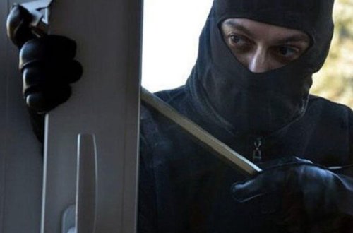 Oğrunu yerə yıxıb polislər gələnə qədər üstündə oturdu - FOTO