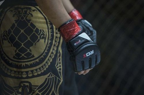 MMA çempionunu Moskvada döydülər – VİDEO