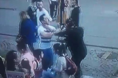 Küçədə arvadını vuran kişini döydülər - VİDEO