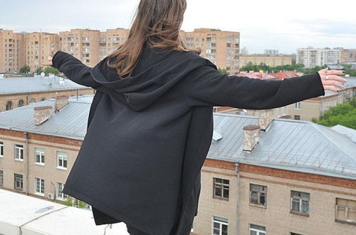 Bakıda qadın özünü binadan atmaq istədi - RƏSMİ