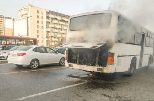 В Баку загорелся автобус с пассажирами - ФОТО
