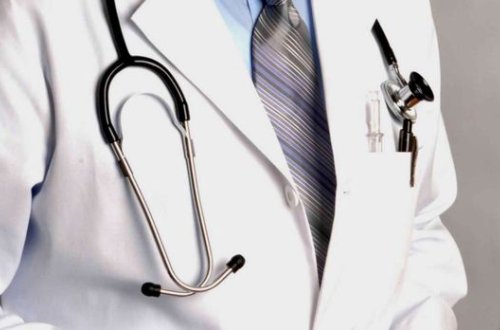 Həkimin qapısına yazdığı yazı başına iş açdı - FOTO