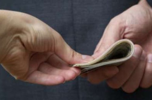 Azərbaycanda daha bir vəzifəli şəxs rüşvətə görə işdən çıxarıldı