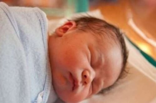 Qeyri-adi körpə doğuldu - Mədə və bağırsaqları çöldədir