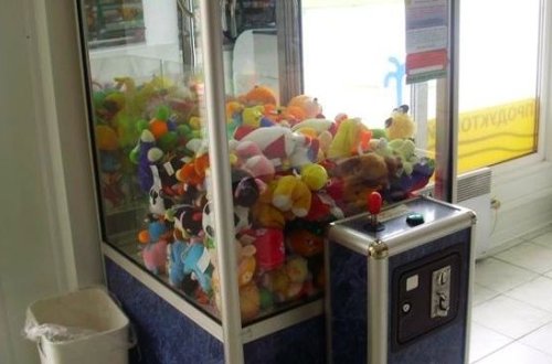 Oyuncaq aparatını insanların gözü önündə oğurladılar - VİDEO