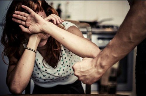 В Баку 30-летняя женщина была избита и получила тяжелую травму