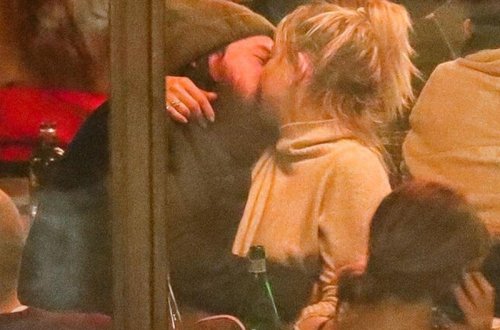 Aktrisa sevgilisi ilə restoranda öpüşdü - FOTO