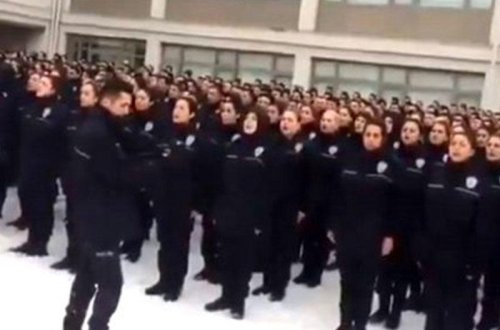 Türkiyədə yüzlərlə polisin intiqam andı qalmaqal yaratdı - VİDEO