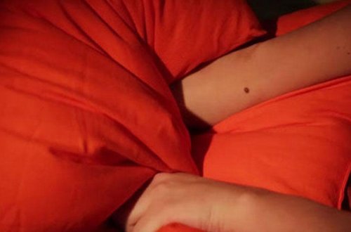 Anasını yorğanla boğub öldürdü