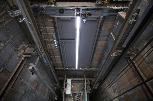 Лифт рухнул с девятого этажа и убил семью