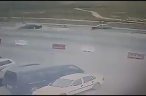 Mercedes торопился и попал в аварию - ВИДЕО