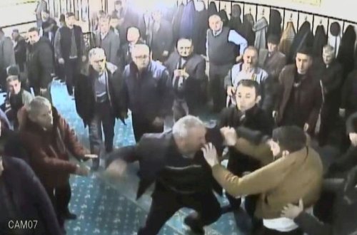 Məsciddə namaz qılan şəxslər arasında kütləvi dava - Polis müdaxilə etdi - Video