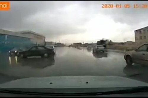 Yağışlı havada Bakıda baş verən qəza kameraya düşdü - ANBAAN VİDEO