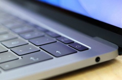 У вернувшегося из Баку в Петербург азербайджанца пропал ноутбук