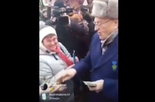 Жириновский раздал деньги на Красной площади со словами 
