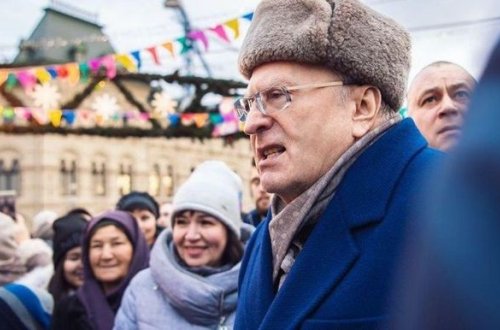 Jirinovski Qırmızı meydanda pul payladı - VİDEO