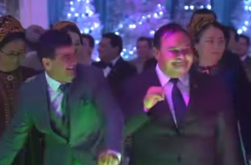 Türkmənbaşı Azərbaycan mahnısı ifa etdi, məmurları oynadı (VİDEO)