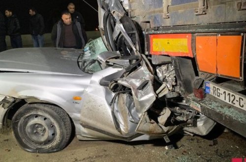 В Баку автомобиль с оторванным колесом врезался в грузовик - ФОТО/ВИДЕО