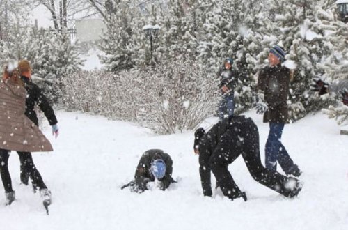 Avtomobilinə qartopu atan uşaqları güllələdi