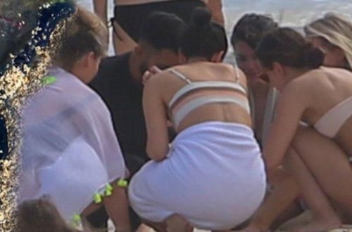 Selena Qomezi meduza dişlədi - FOTO